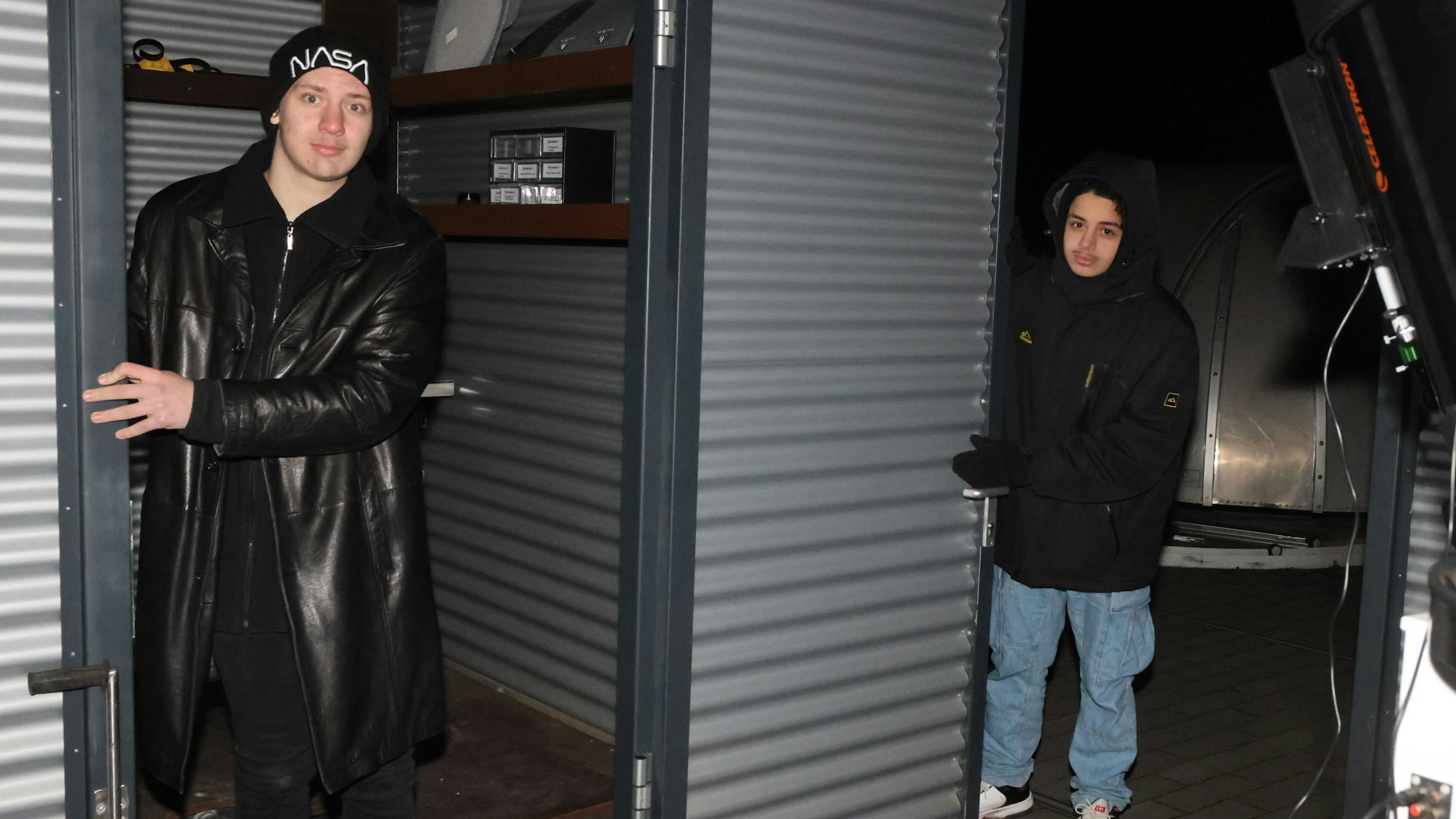 Finn Kalsner und Mejd Masri schieben die auf Schienen gelagerte Schutzhütte beiseite