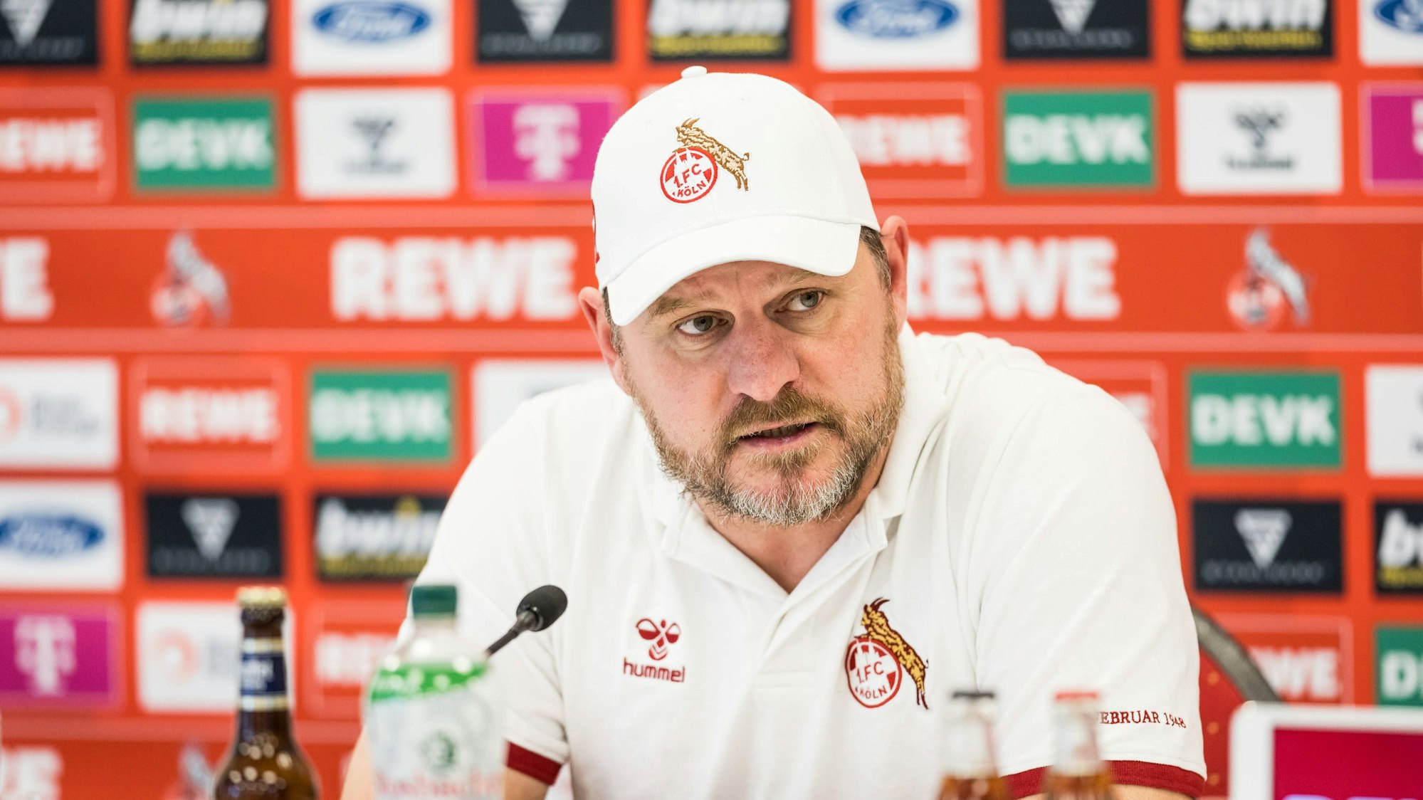 Steffen Baumgart bei der Pressekonferenz vor dem Spiel