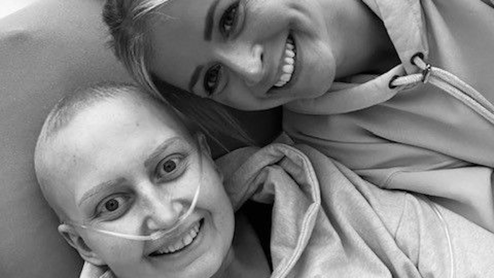 Ein Bild aus früheren Zeiten: Julia Schmitz mit ihrer kranken Freundin Alex