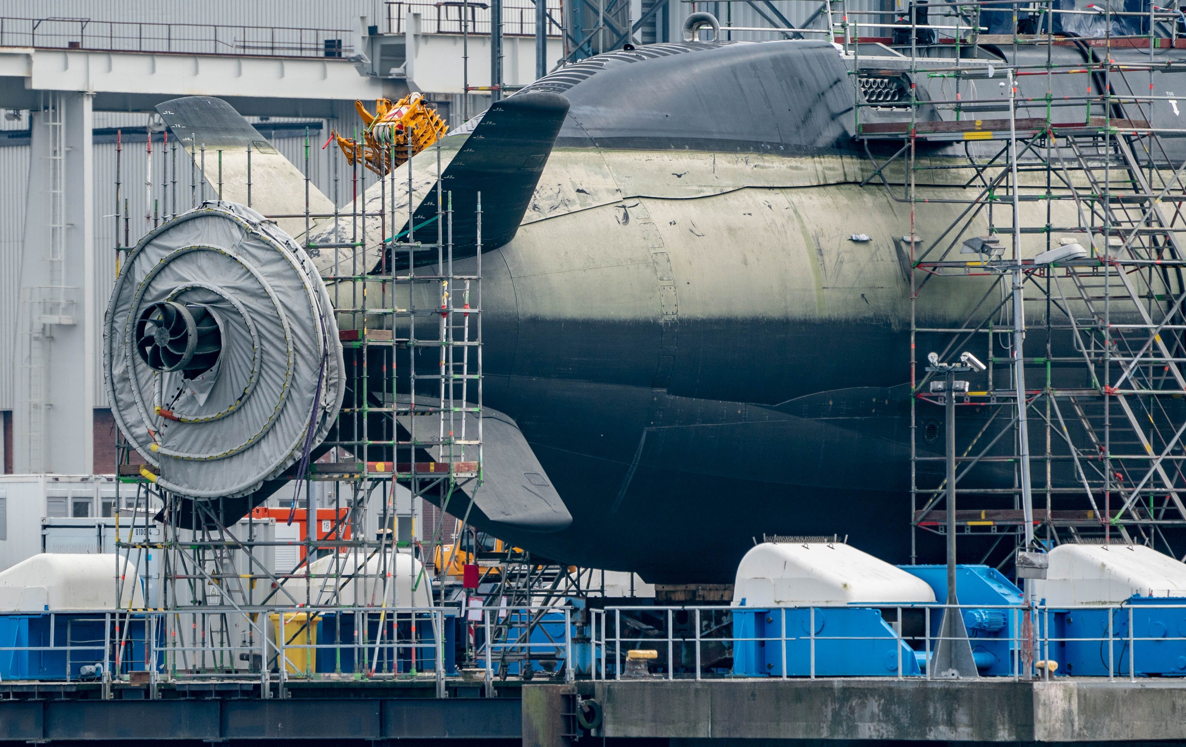 Ein im Bau befindliches U-Boot liegt in der Werft von ThyssenKrupp Marine Systems in Kiel.