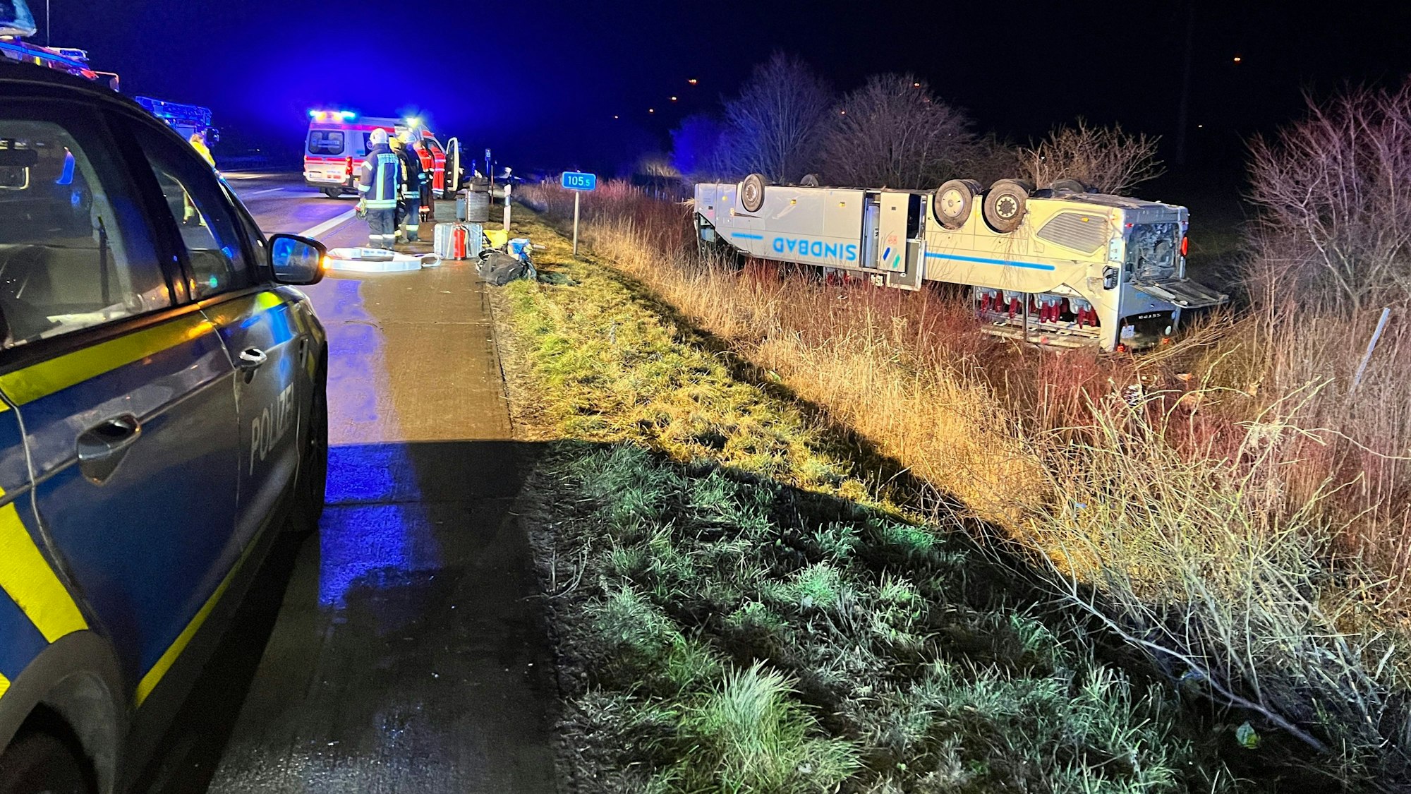 A2 bei Bornstedt: Ein Bus eines Reiseunternehmens liegt nach einem Unfall auf dem Dach. Das Fahrzeug hatte sich überschlagen.