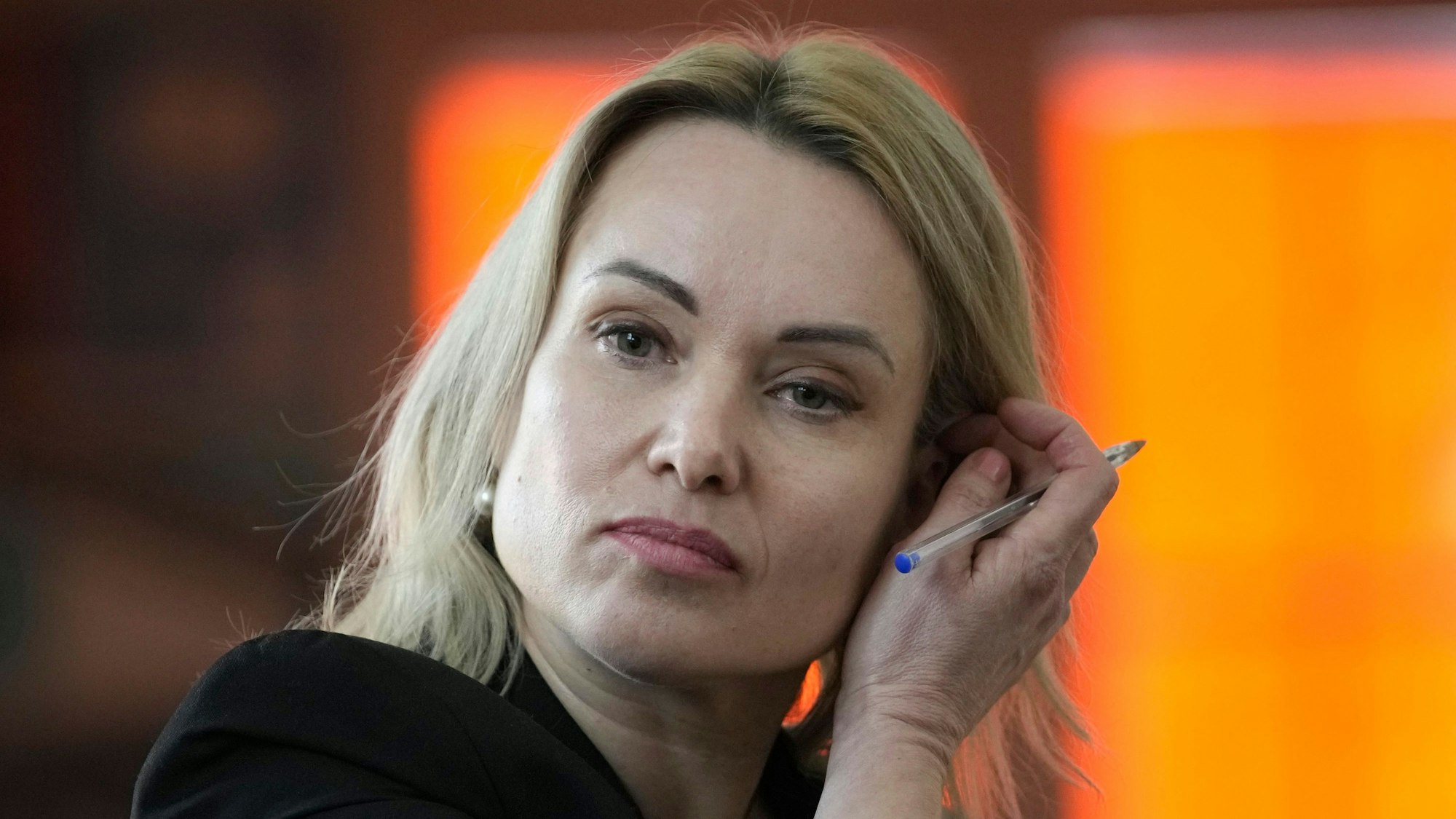 Marina Owsjannikowa, ehemalige russische Fernsehjournalistin, mit einem Stift in der Hand.