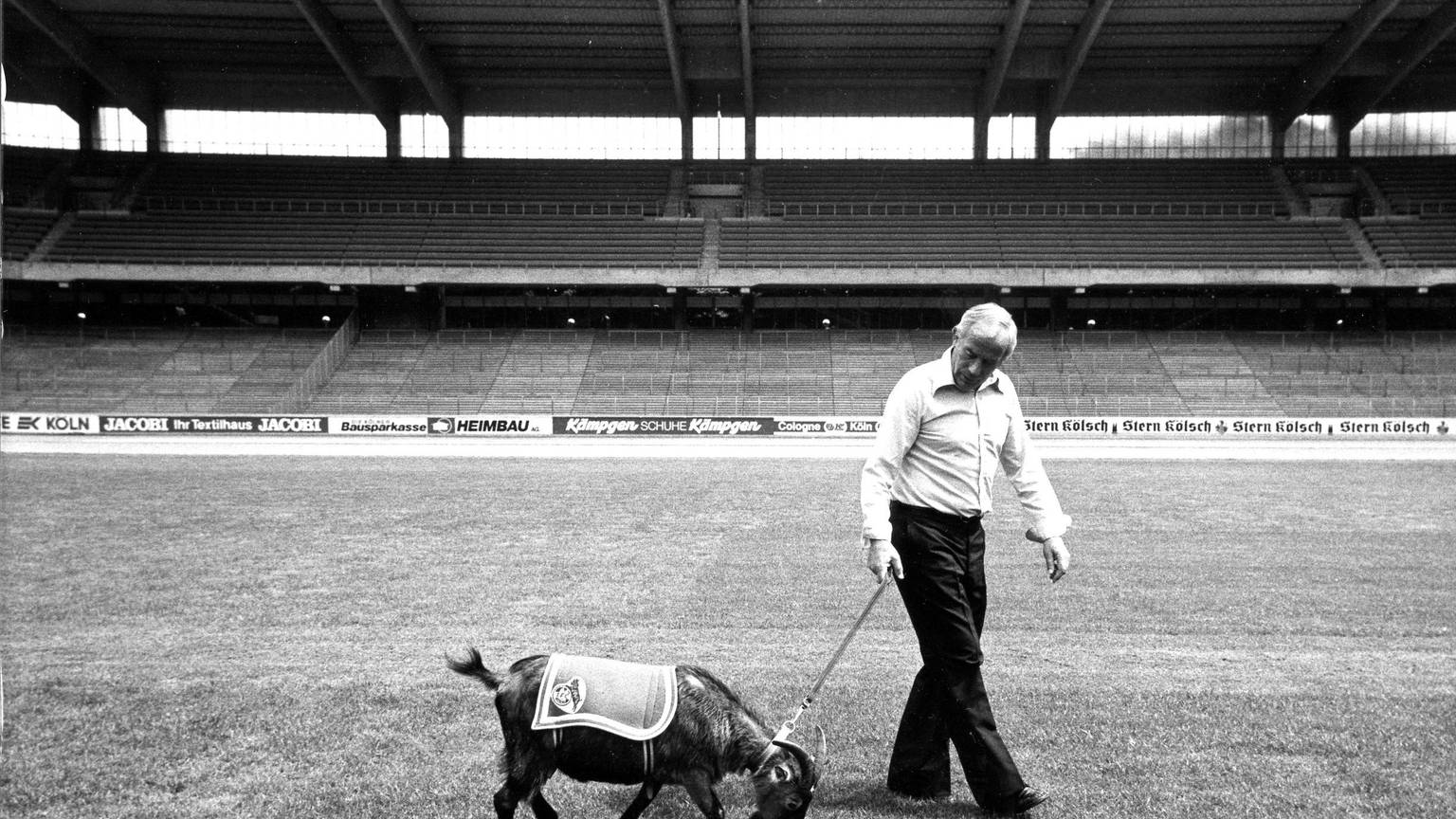 Legenden unter sich: Meistertrainer Hennes Weisweiler mit dem FC-Maskottchen.