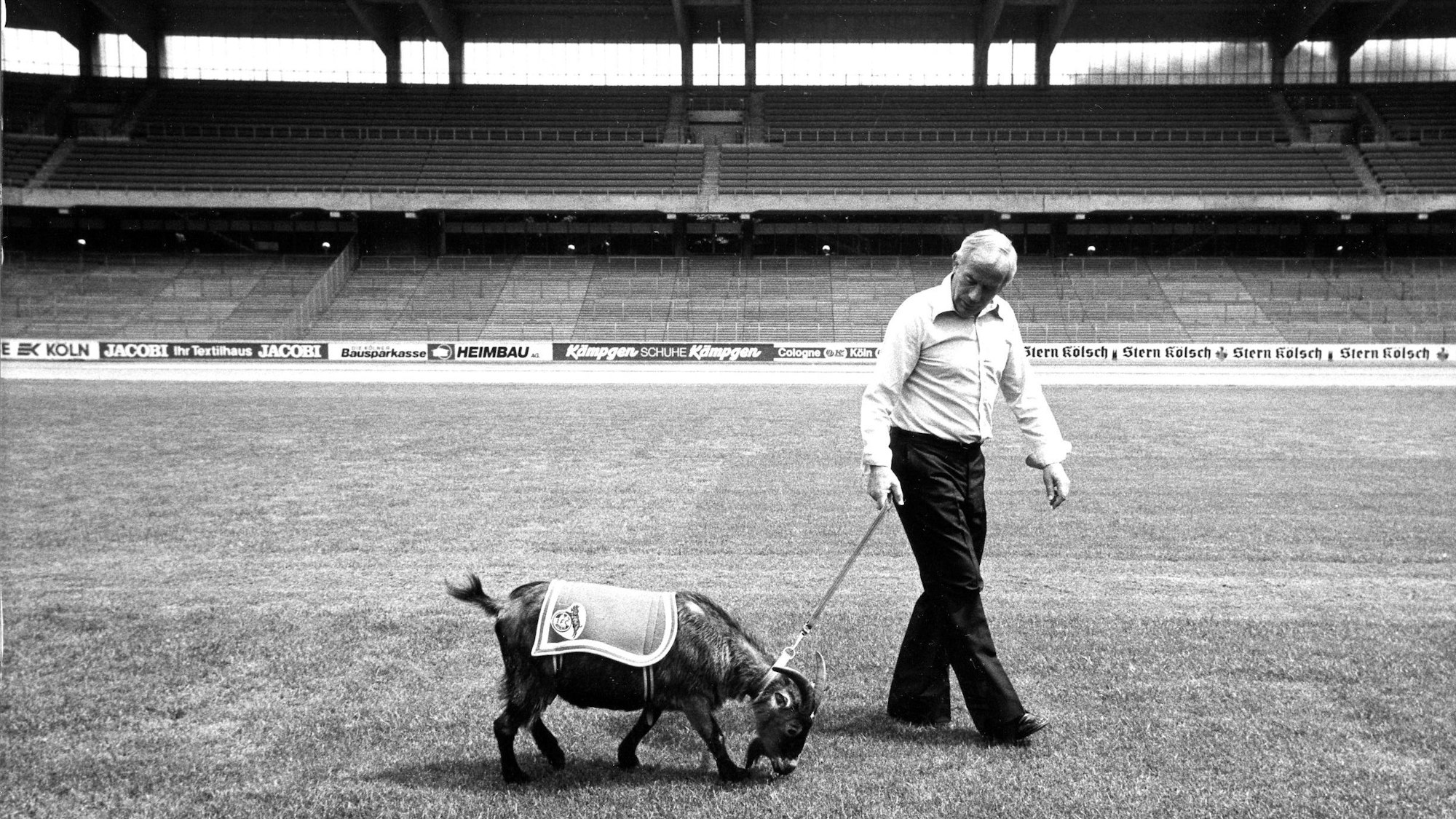Legenden unter sich: Meistertrainer Hennes Weisweiler mit dem FC-Maskottchen.
