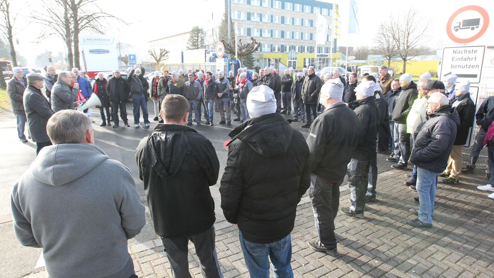 200 Arbeitsplätze sind bei der Firma Danfoss in Gefahr. Am Freitagmittag trafen sich die Beschäftigten vor dem Gelände.