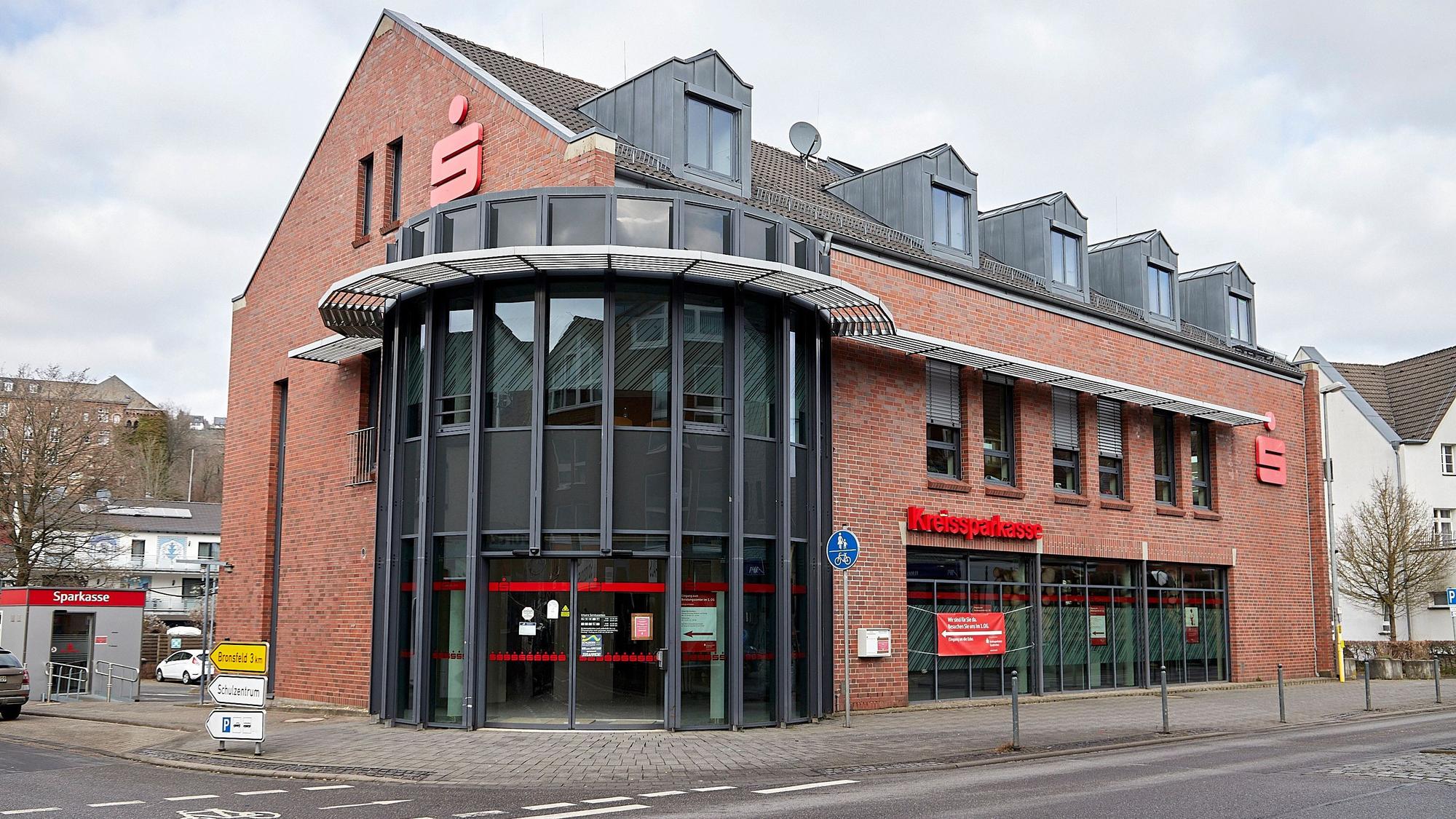Das Foto zeigt das Beratungscenter der Kreissparkasse Euskirchen in Schleiden, in dessen Erdgeschoss und Keller derzeit noch Flutschäden beseitigt werden.