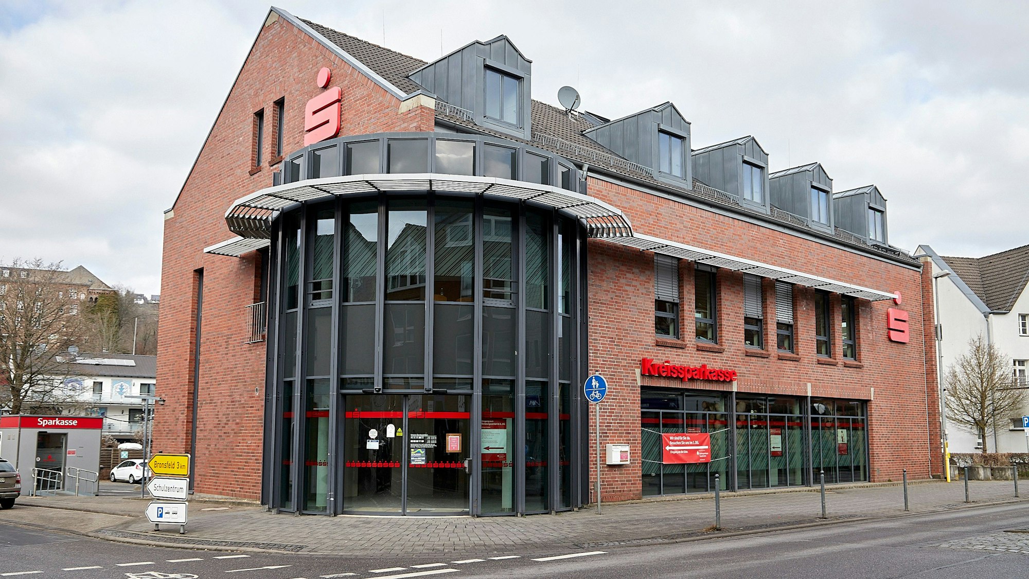 Das Foto zeigt das Beratungscenter der Kreissparkasse Euskirchen in Schleiden, in dessen Erdgeschoss und Keller derzeit noch Flutschäden beseitigt werden.