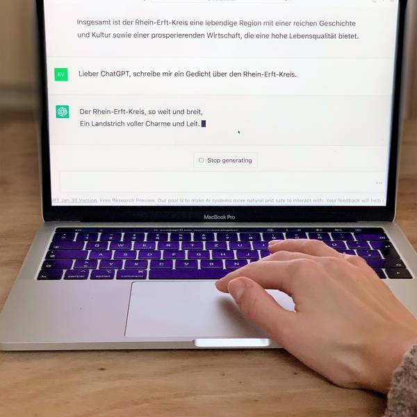 Das Foto zeigt ein Laptop mit geöffnetem Bildschirm. Darauf ist das Chatprogramm ChatGPT zu sehen.