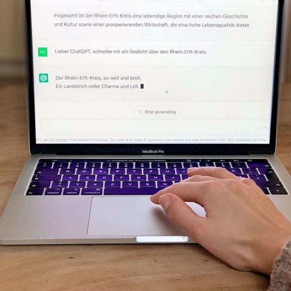 Das Foto zeigt ein Laptop mit geöffnetem Bildschirm. Darauf ist das Chatprogramm ChatGPT zu sehen.