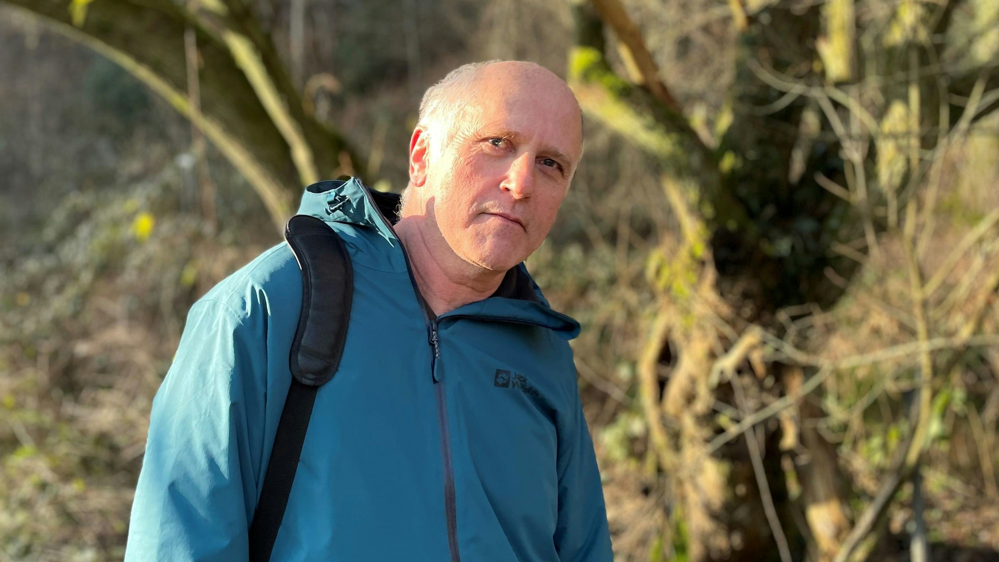 Wolfsberater Wilfried Knickmeier steht im Eifgenbachtal bei Wemrelskirchen.