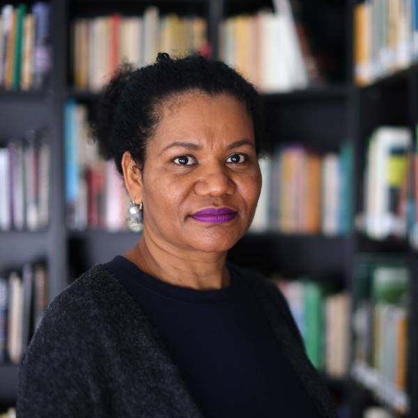 Glenda Obermuller steht vor einem Regal mit Schwarzer Literatur