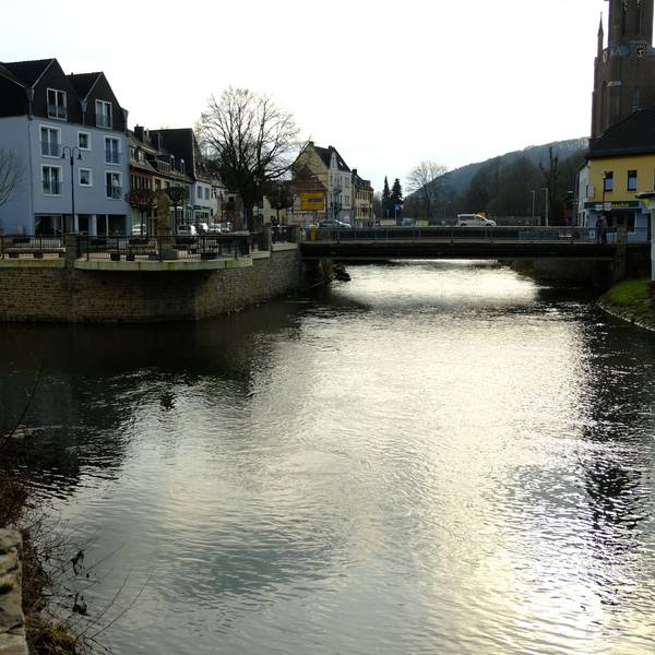 Der Zusammenfluss von Urft und Olef am Nepomuk in Gemünd im Februar 2023.