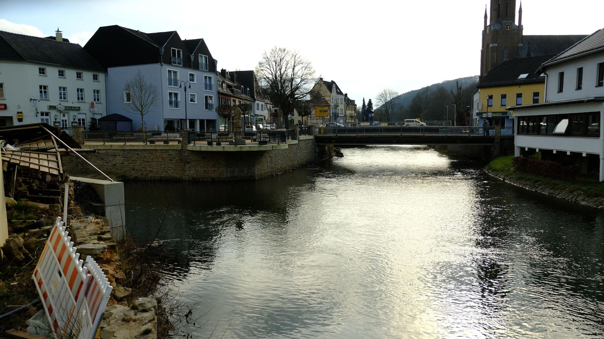 Der Zusammenfluss von Urft und Olef am Nepomuk in Gemünd im Februar 2023.