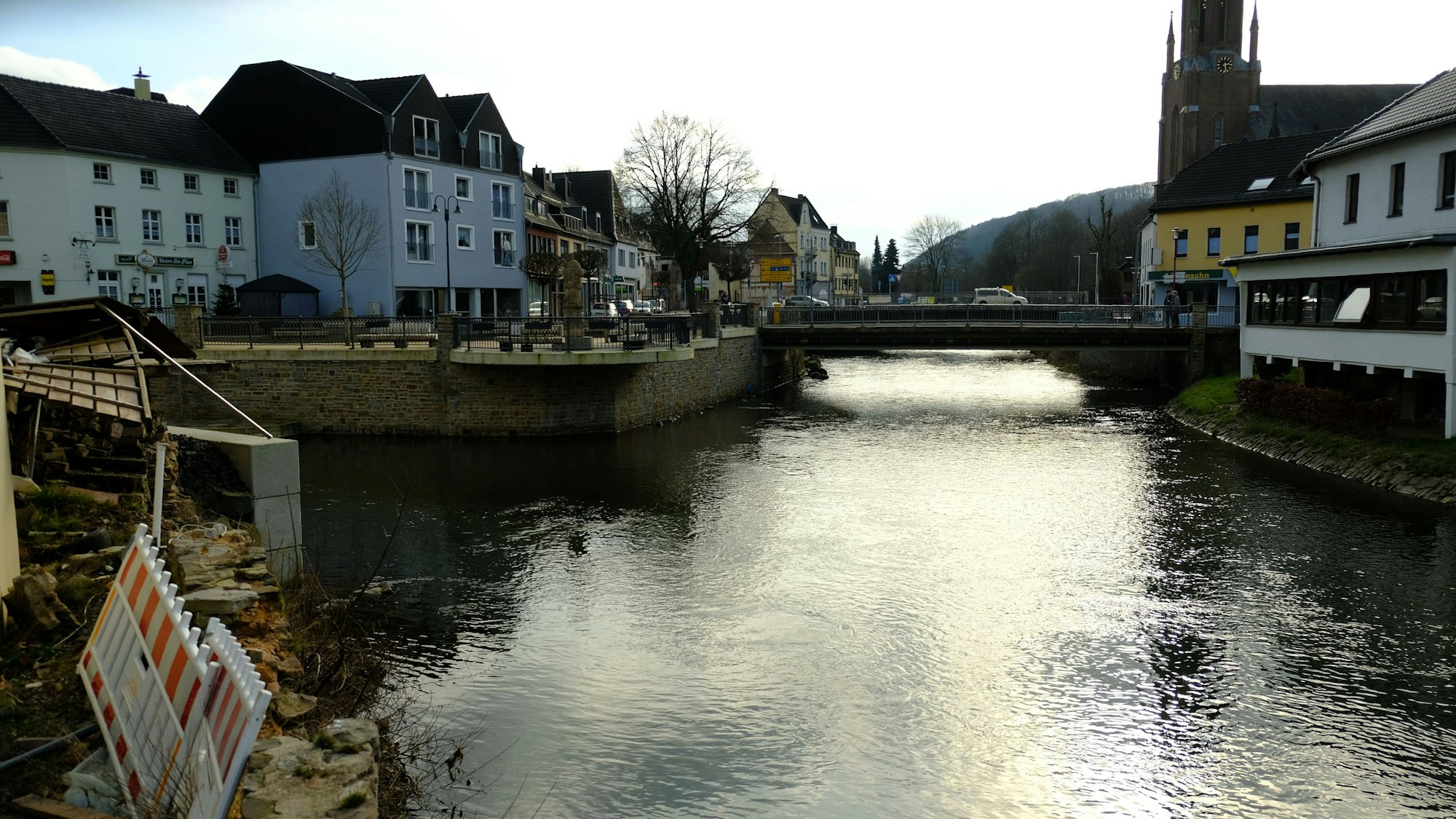 Der Zusammenfluss von Urft und Olef am Nepomuk in Gemünd im Februar 2023.