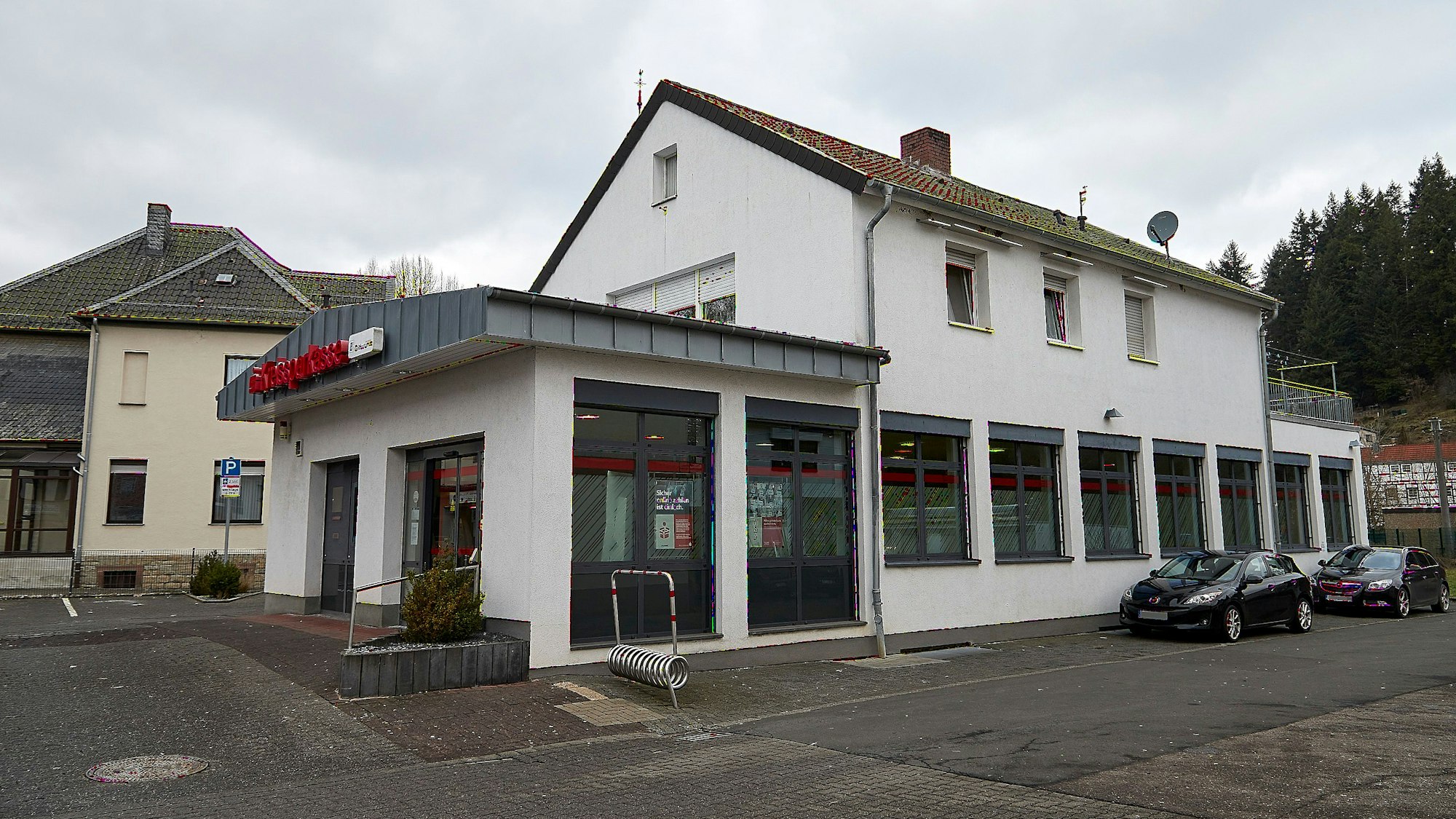 Das Foto zeigt das Gebäude der Hellenthaler Kreissparkassen-Filiale mit dem vorne angebauten Servicecenter.