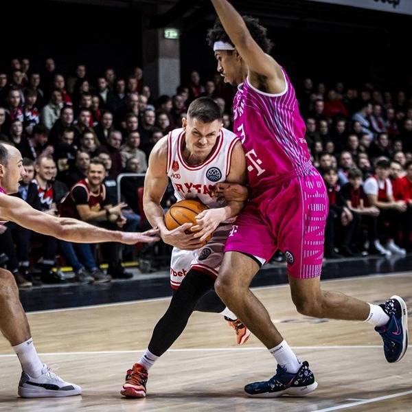 Karsten Tadda (l.) versucht den Steal gegen Elvar Fridriksson (Vilnius), rechts Tyson Ward.
