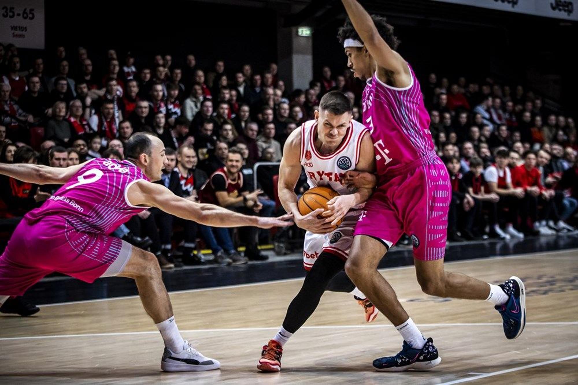 Karsten Tadda (l.) versucht den Steal gegen Elvar Fridriksson (Vilnius), rechts Tyson Ward.