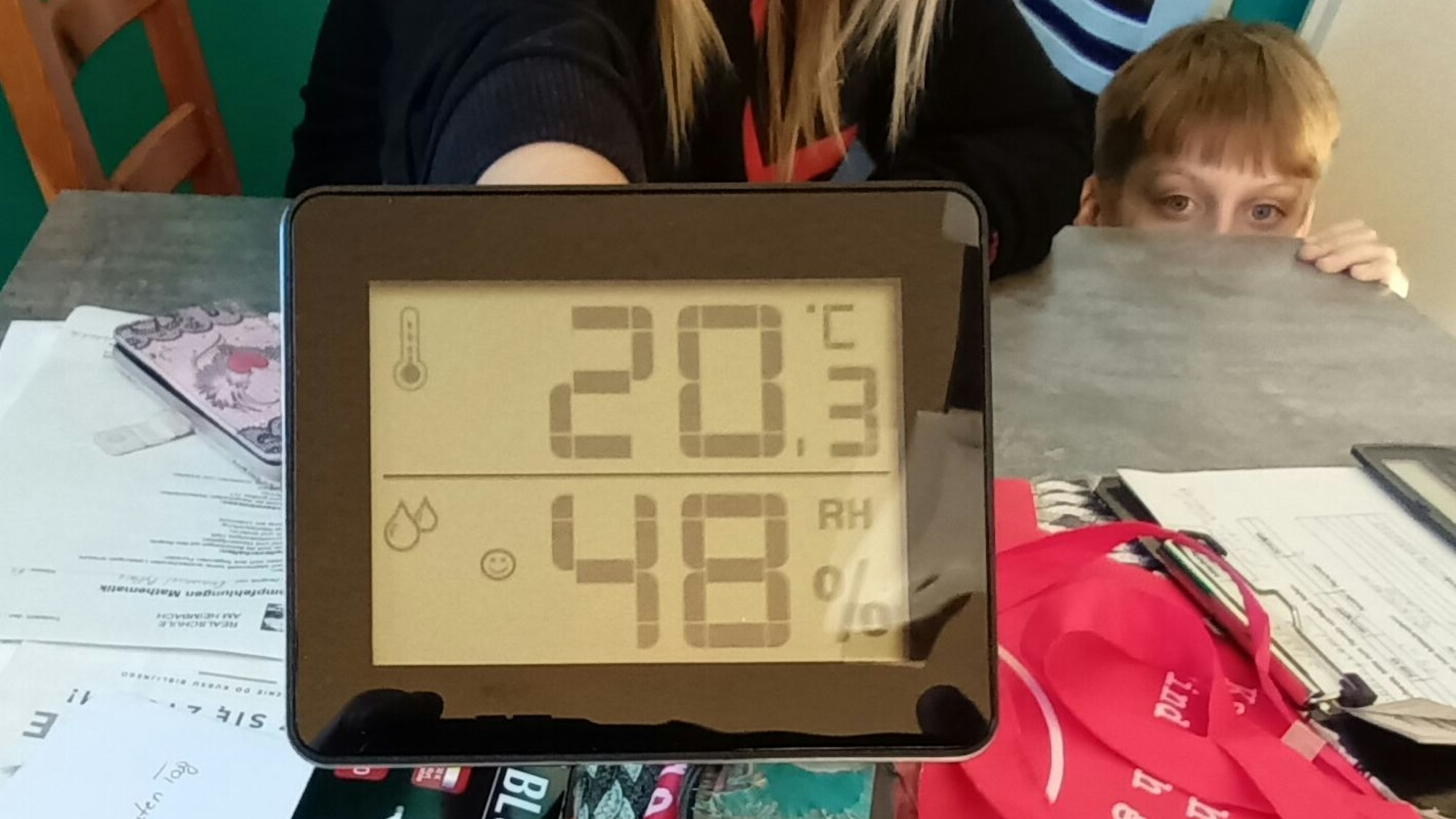 Blick auf das neue Hygrometer, welches auf dem Esstisch steht.