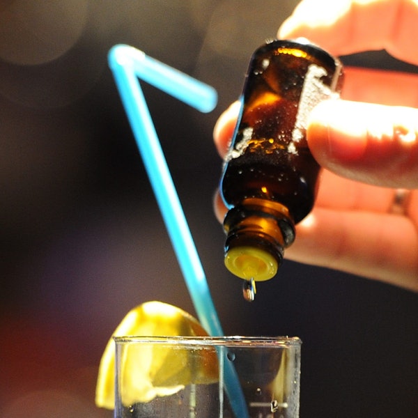 Ein Mann schüttet am Donnerstag sogenannte K.O-Tropfen ins Glas. (Symbolbild)