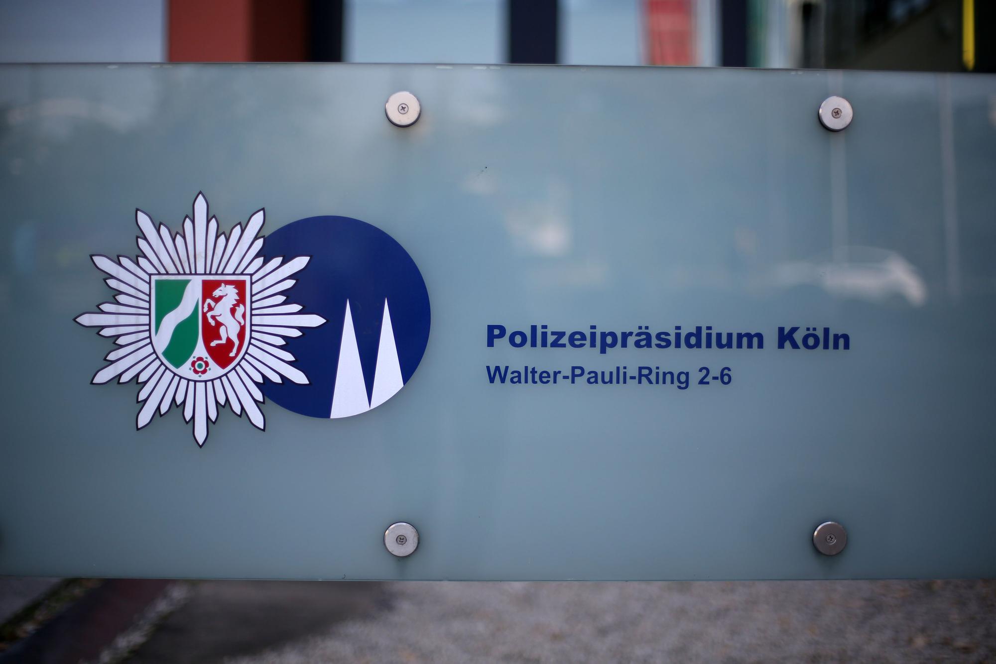 Ein Schild des Polizeipräsidiums Köln.