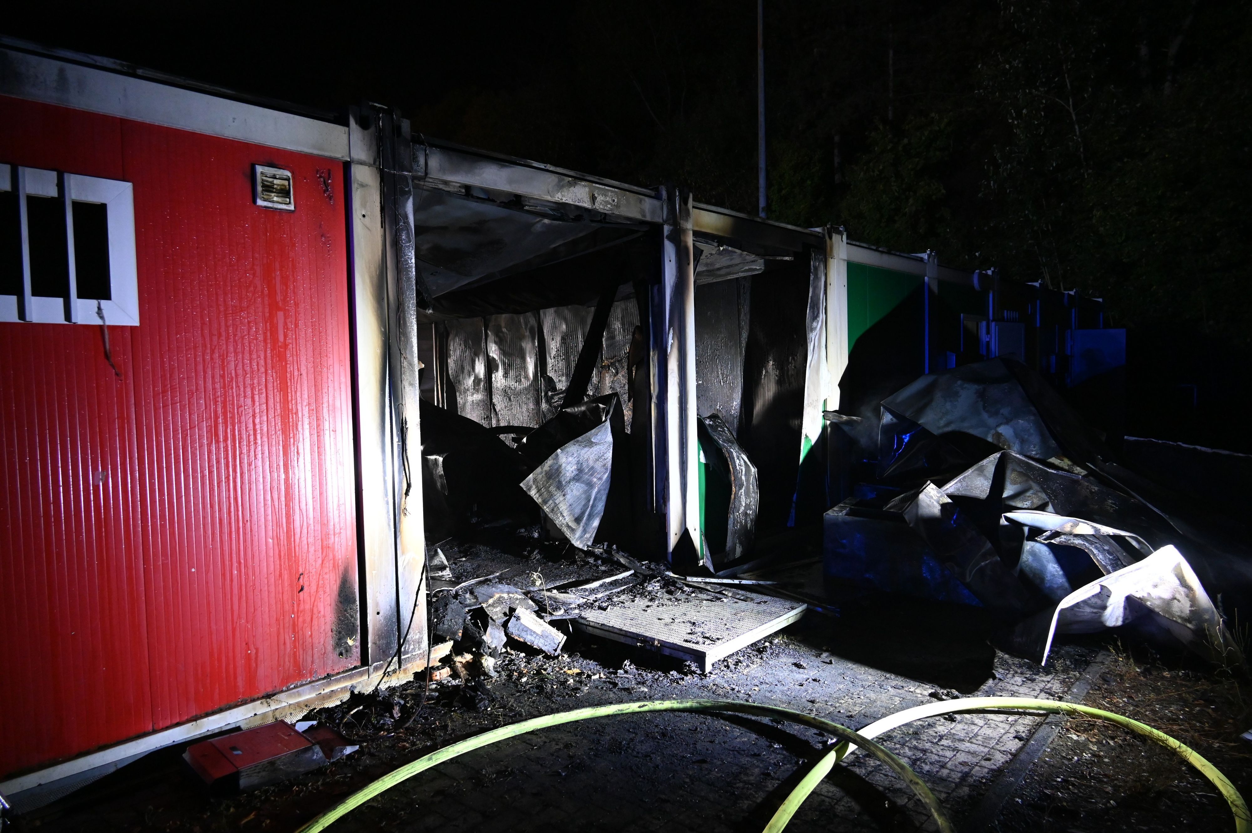 Auf dem Foto sind die beiden ausgebrannten Wohncontainer zu sehen. Darin werden in Frechen Geflüchtete untergebracht.