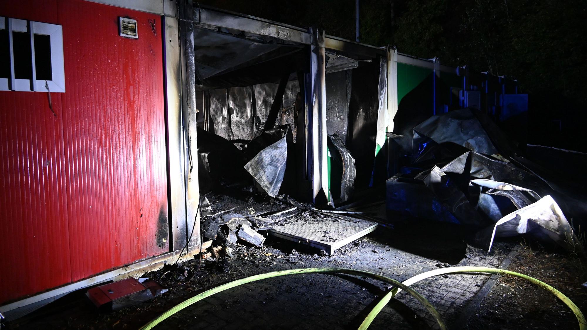 Auf dem Foto sind die beiden ausgebrannten Wohncontainer zu sehen. Darin werden in Frechen Geflüchtete untergebracht.