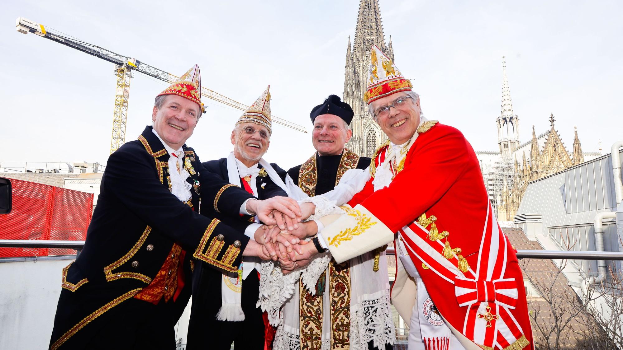 Christoph Kuckelkorn ( Präsident des Festomitee Kölner Karneval), Joachim Zöller(Präsident der KG die Grosse von 1823), Michael Hehn und Heinz-Günther Hunold (Präsident der Roten Funken)