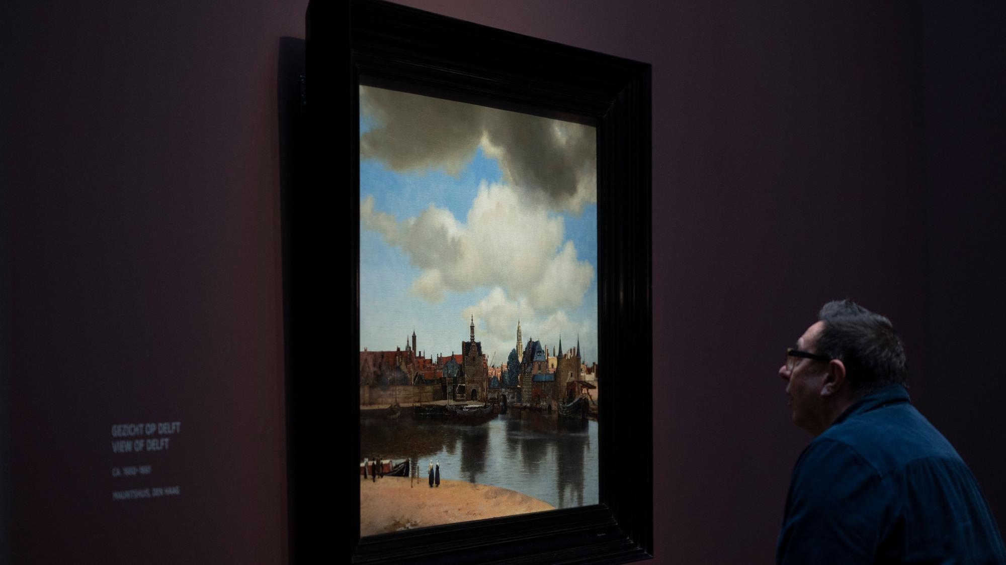 Ein Mann betrachtet das Gemälde «Ansicht von Delft» während eines Pressetermins für die Vermeer-Ausstellung im Amsterdamer Rijksmuseum.