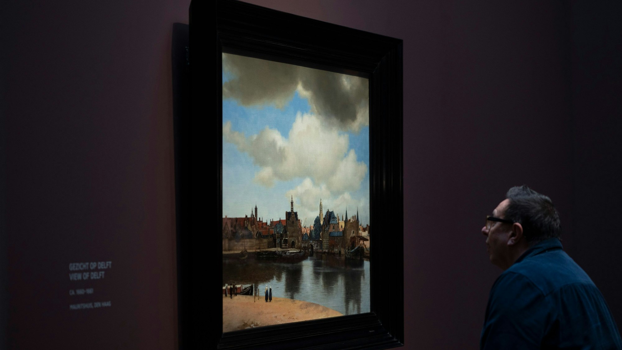 Ein Mann betrachtet das Gemälde «Ansicht von Delft» während eines Pressetermins für die Vermeer-Ausstellung im Amsterdamer Rijksmuseum.