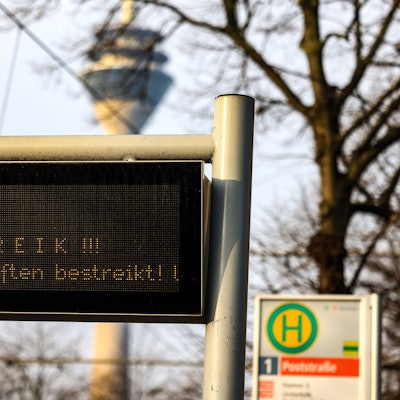Auf einer Anzeigetafel an einer Haltestelle wird auf den Warnstreik von Bediensteten im Öffentlichen Dienst hingewiesen.
