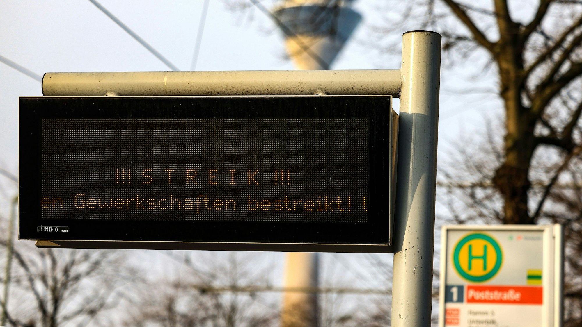 Auf einer Anzeigetafel an einer Haltestelle wird auf den Warnstreik von Bediensteten im Öffentlichen Dienst hingewiesen.