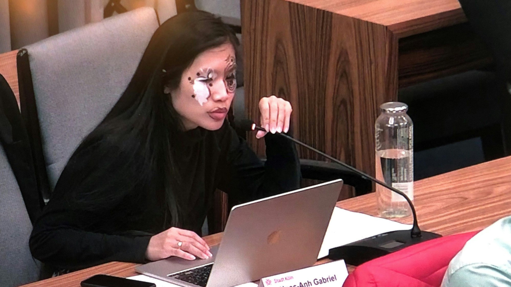 Ratsmitglied Ngoc-Anh Gabriel (Klimafreunde) ist im Livestream der Ratssitzung zu sehen