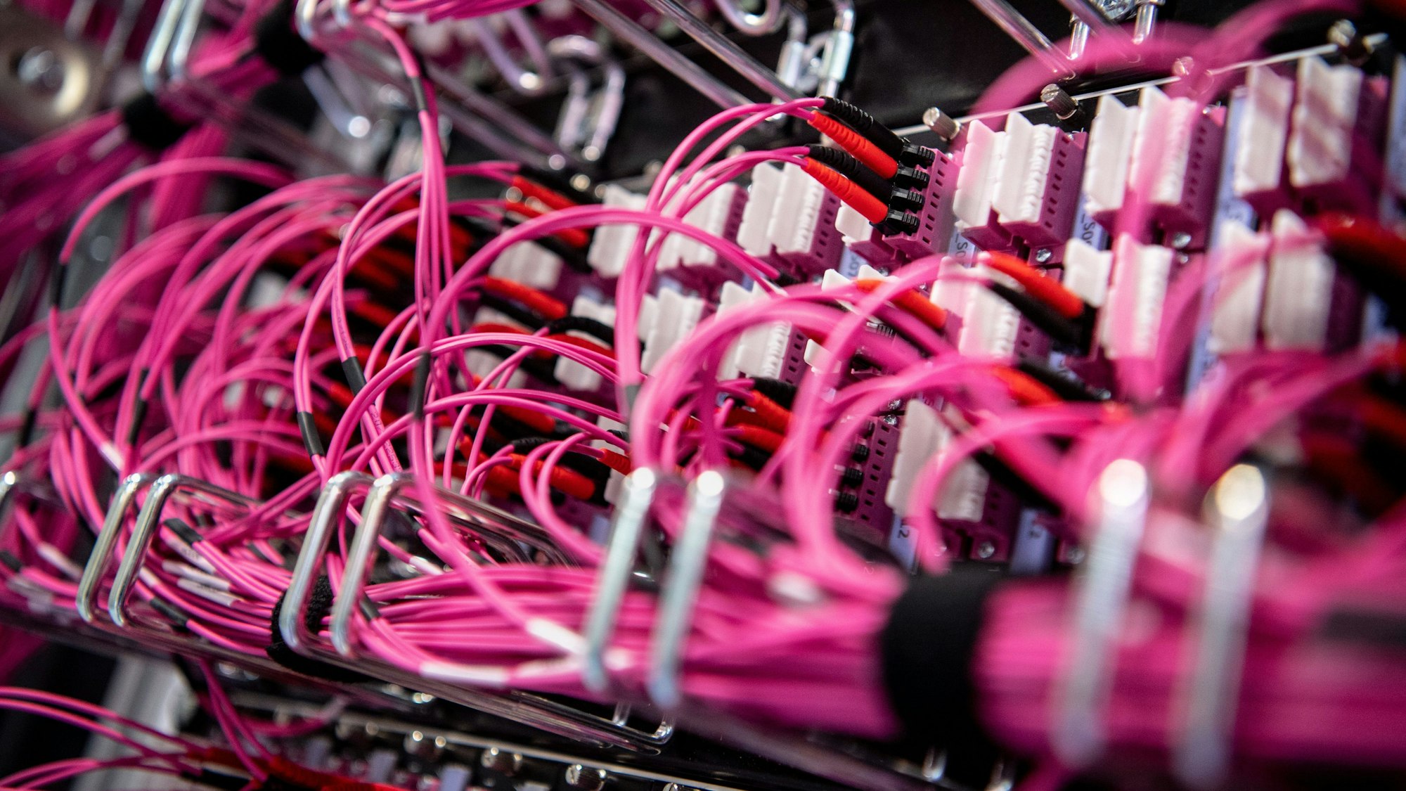 Glasfaserkabel stecken in einem Rechenzentrum