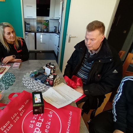 Rolf Haubrichs und Sylwia Buchalska sitzen gemeinsam am Esstisch.