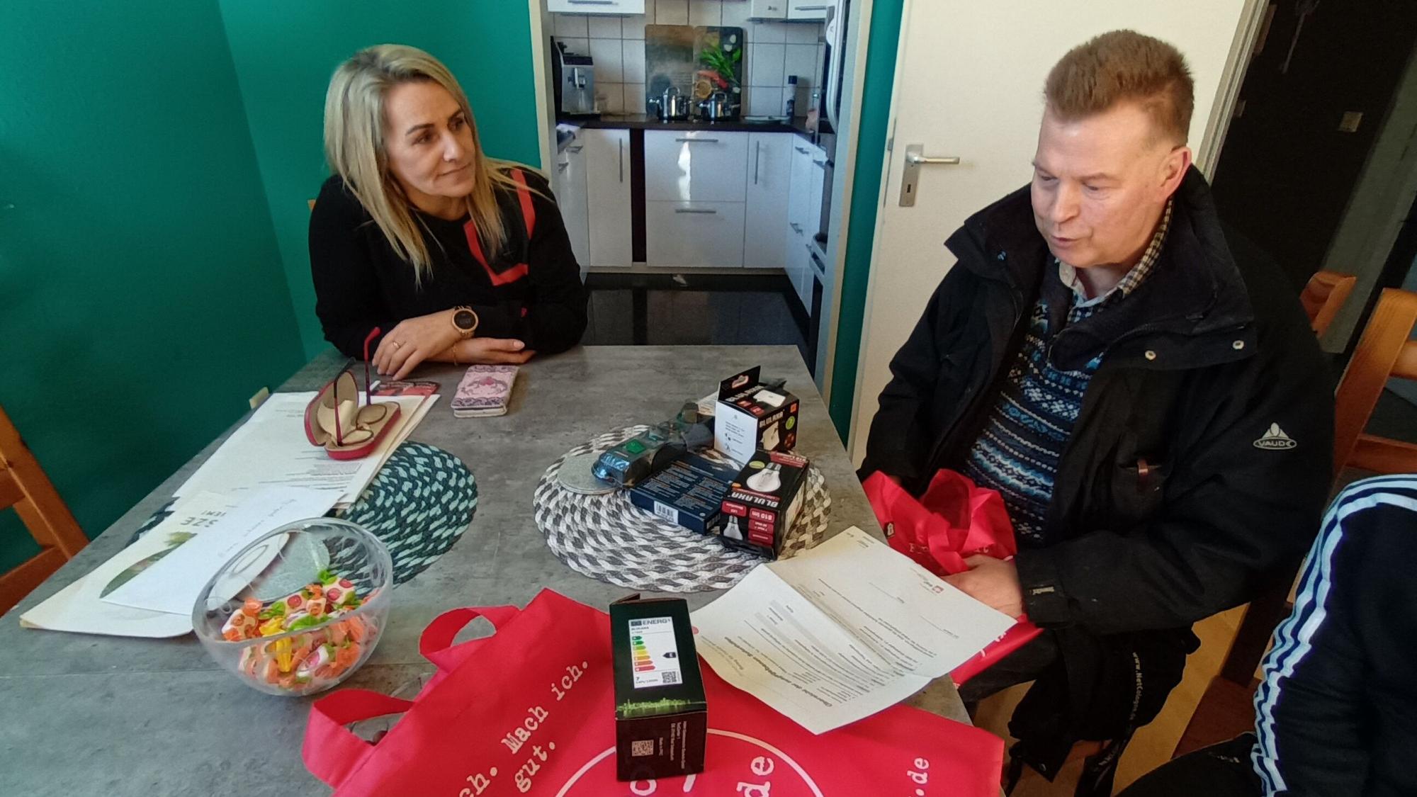 Rolf Haubrichs und Sylwia Buchalska sitzen gemeinsam am Esstisch.