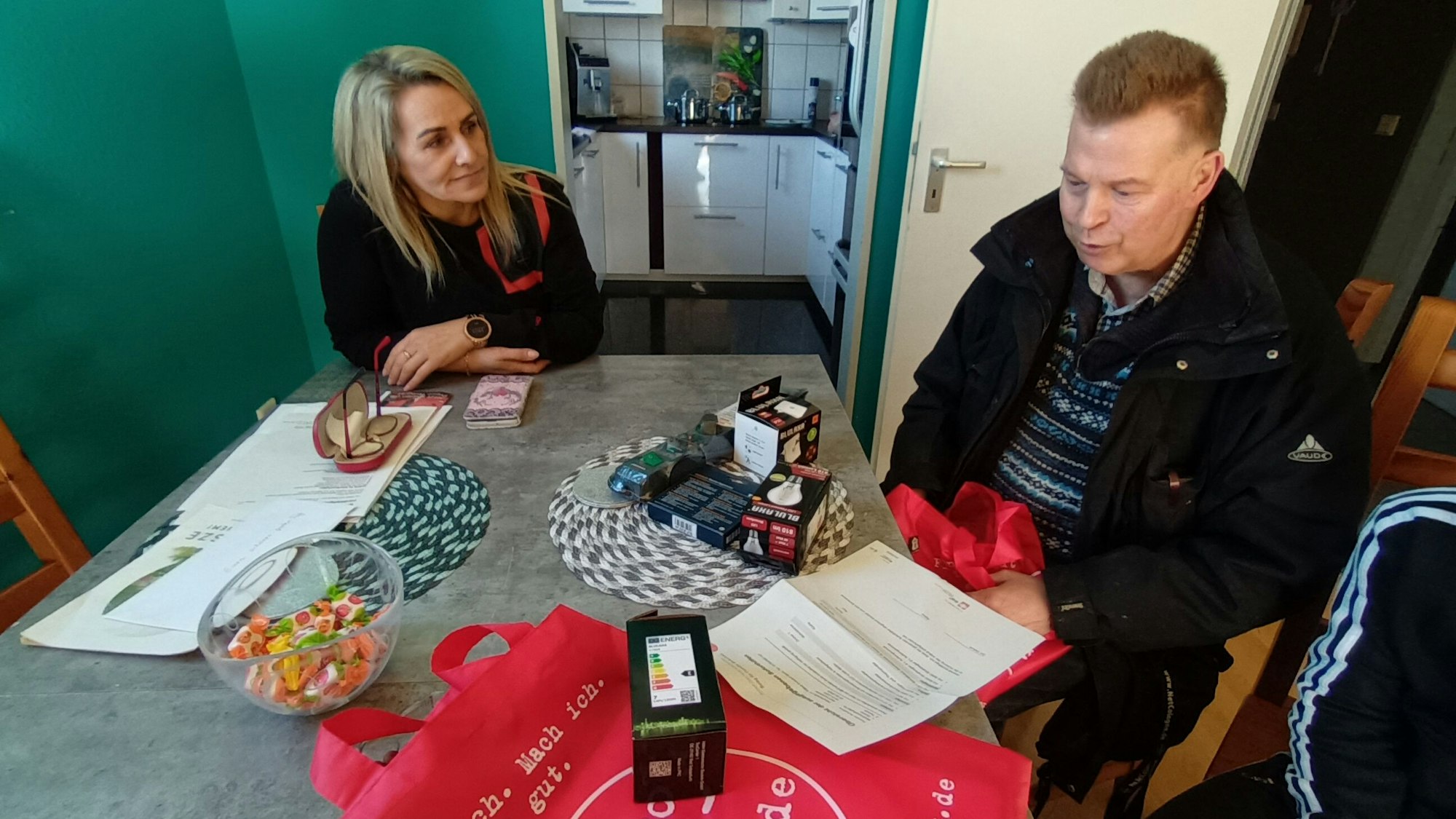 Rolf Haubrichs und Sylwia Buchalska sitzen gemeinsam am Esstisch.