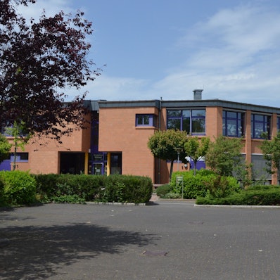 Blick auf das Gebäude der Grundschule vom Parkplatz aus.