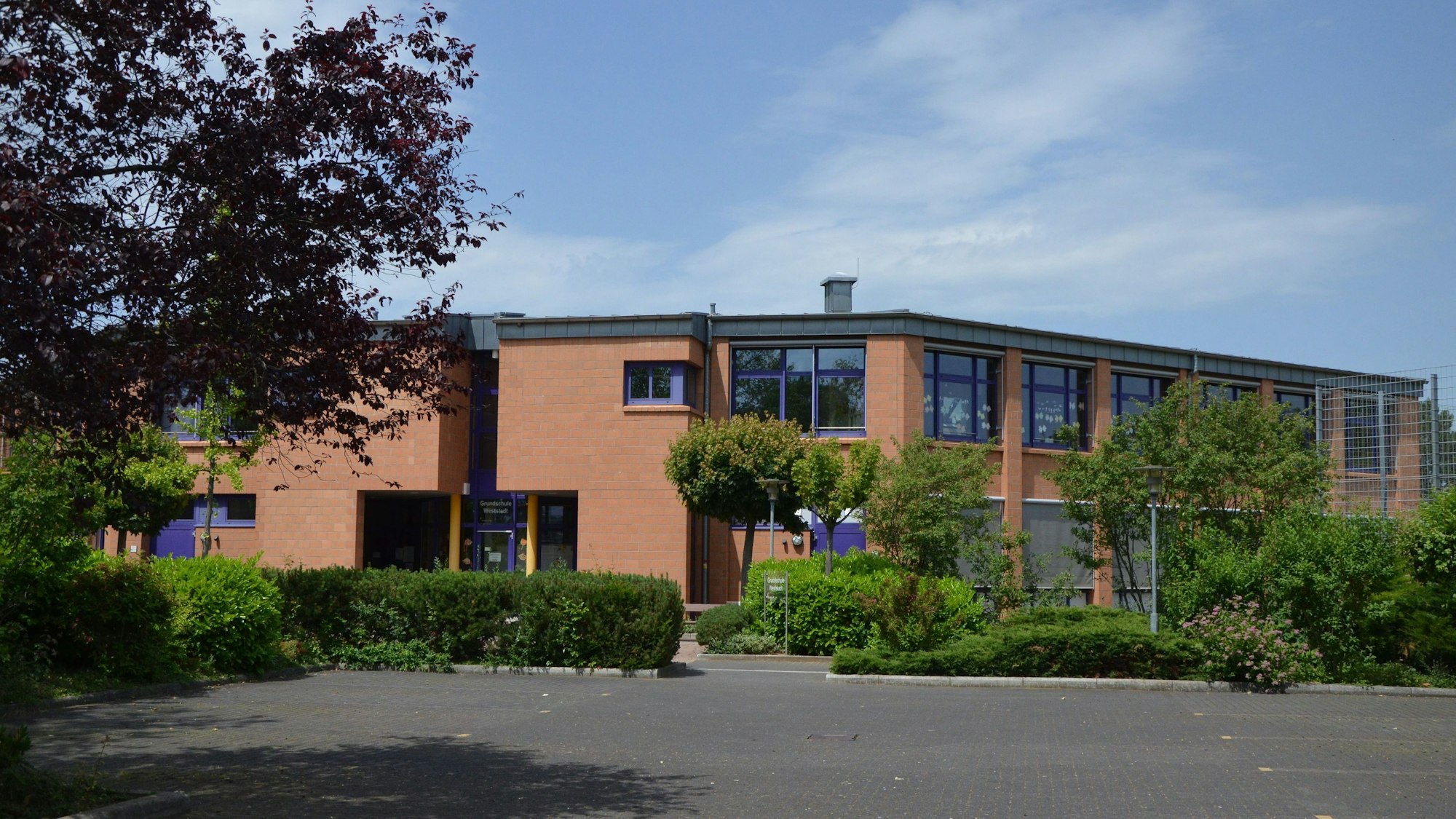 Blick auf das Gebäude der Grundschule vom Parkplatz aus.