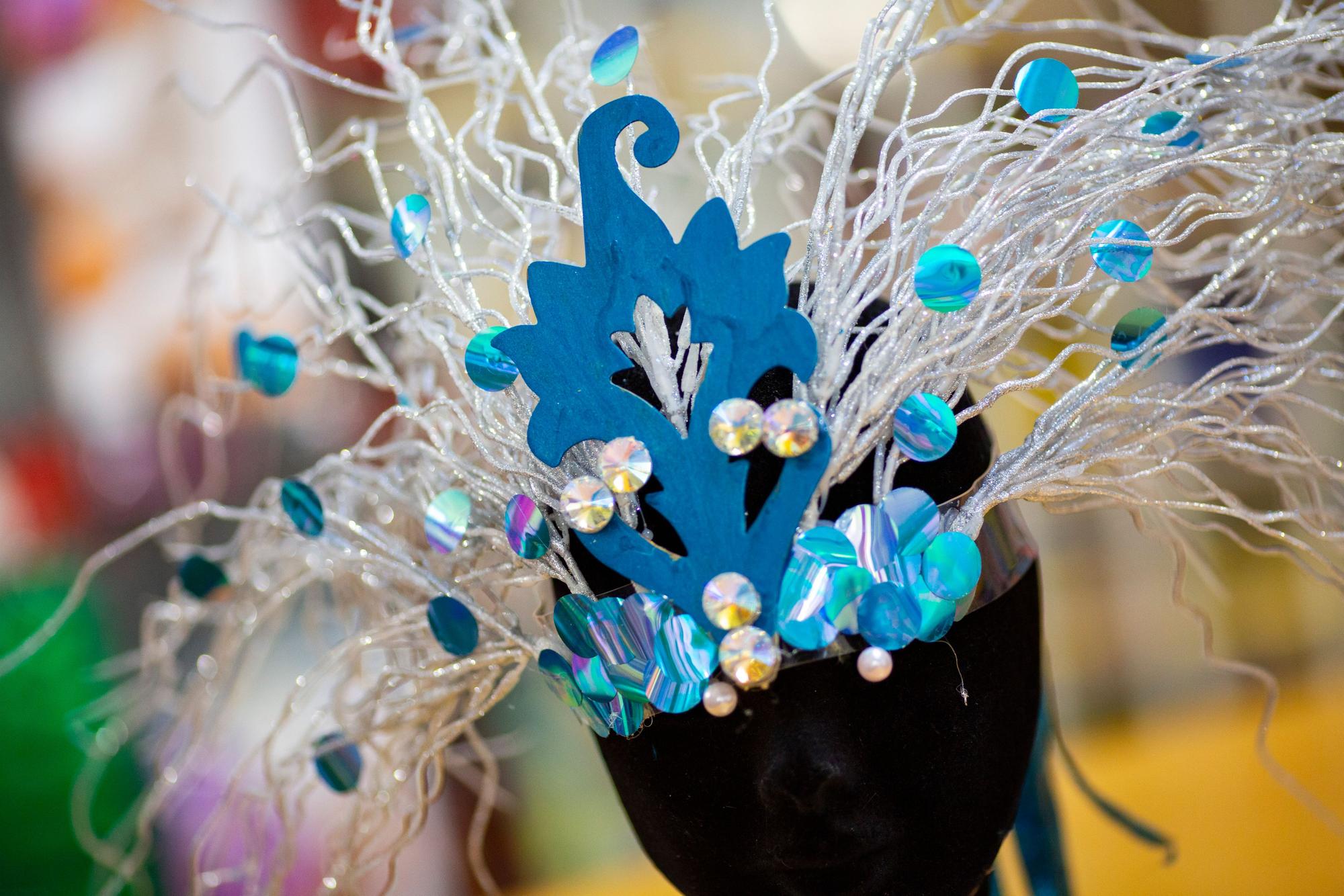 Glitzerschmuck mit Blaustich – geht immer im Haar.