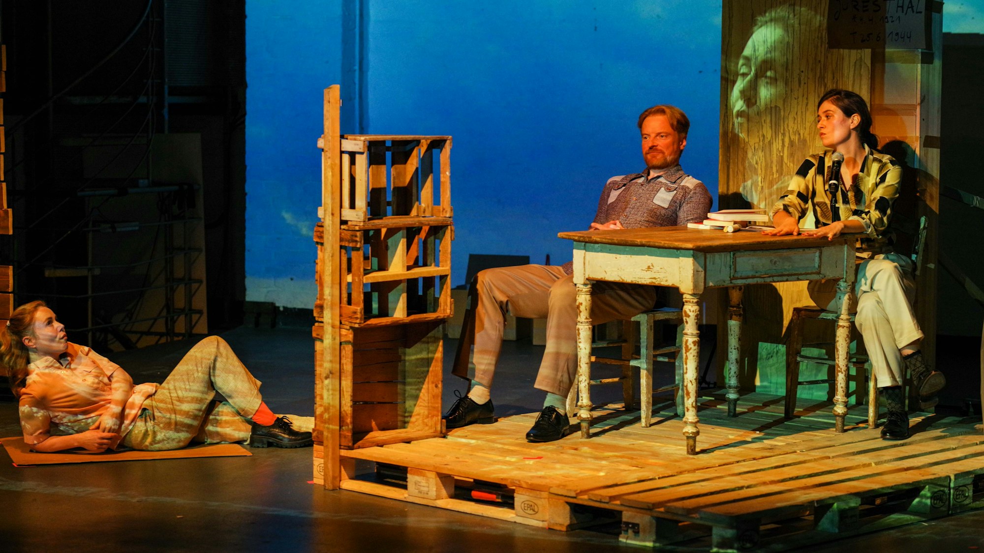 Eine Szene aus dem Stück "Annette, ein Heldinnenepos" im Freien Werkstatt Theater.