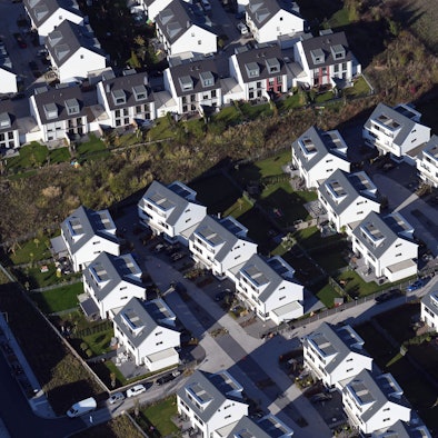 Sankt Augustin: Doppelhäuser einer Neubausiedlung (Luftaufnahme aus Zeppelin)