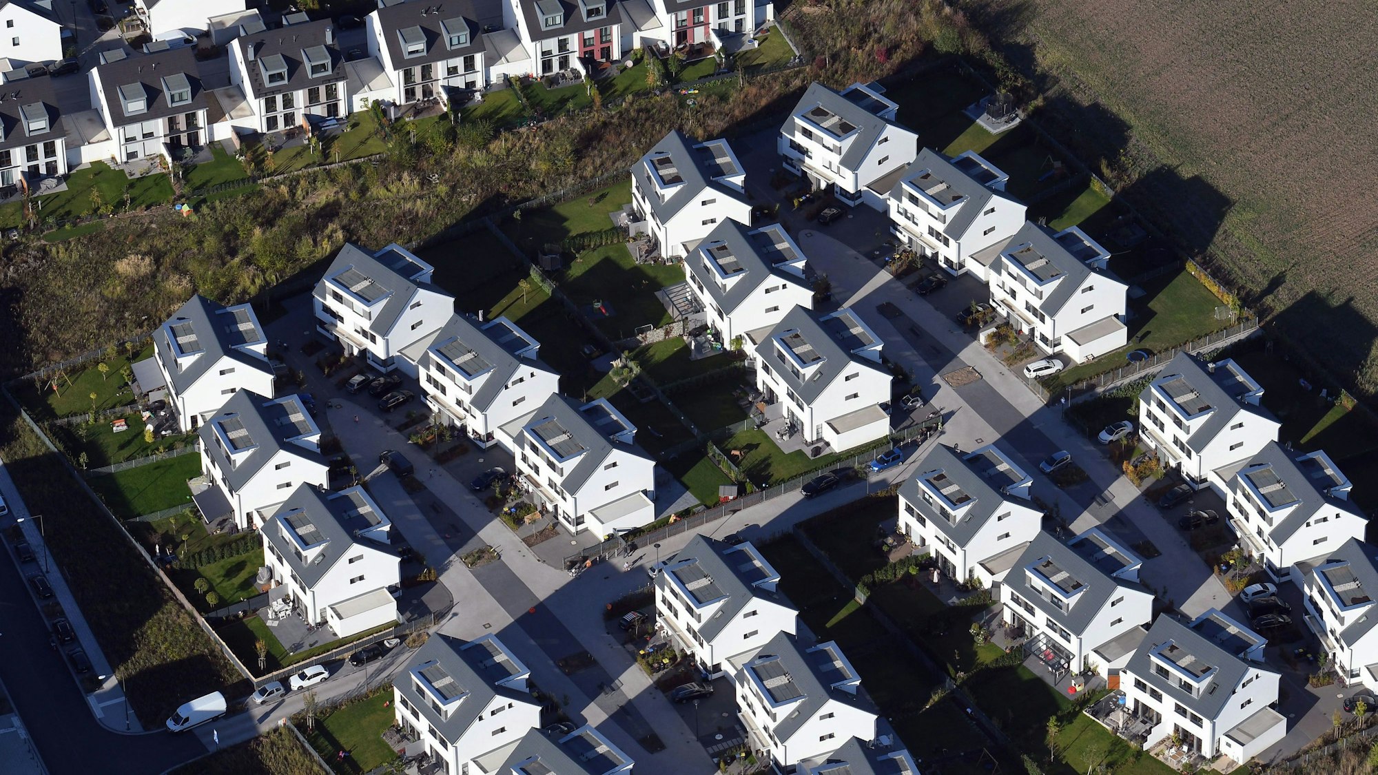 Sankt Augustin: Doppelhäuser einer Neubausiedlung (Luftaufnahme aus Zeppelin)