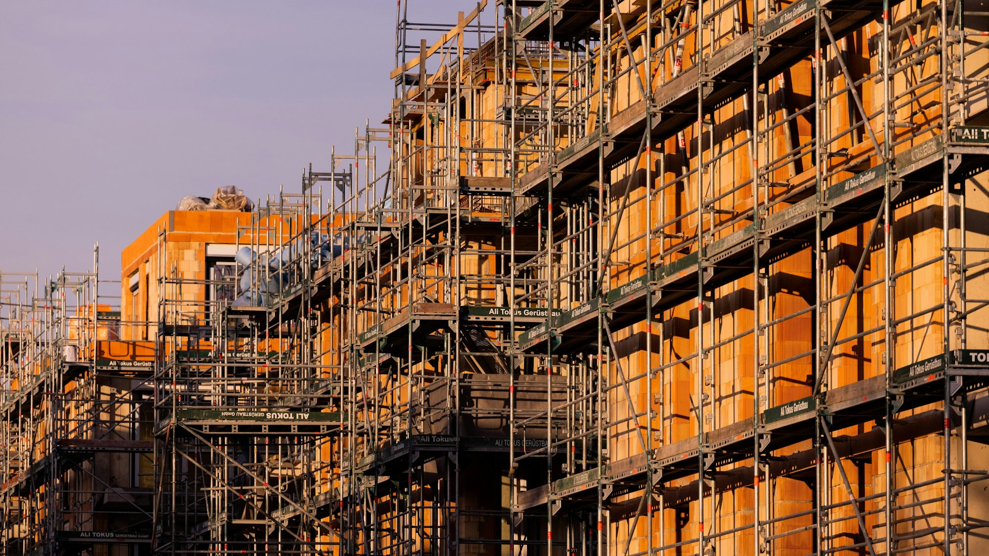 Baugerüste an einem Rohbau für Wohnungen in Köln.