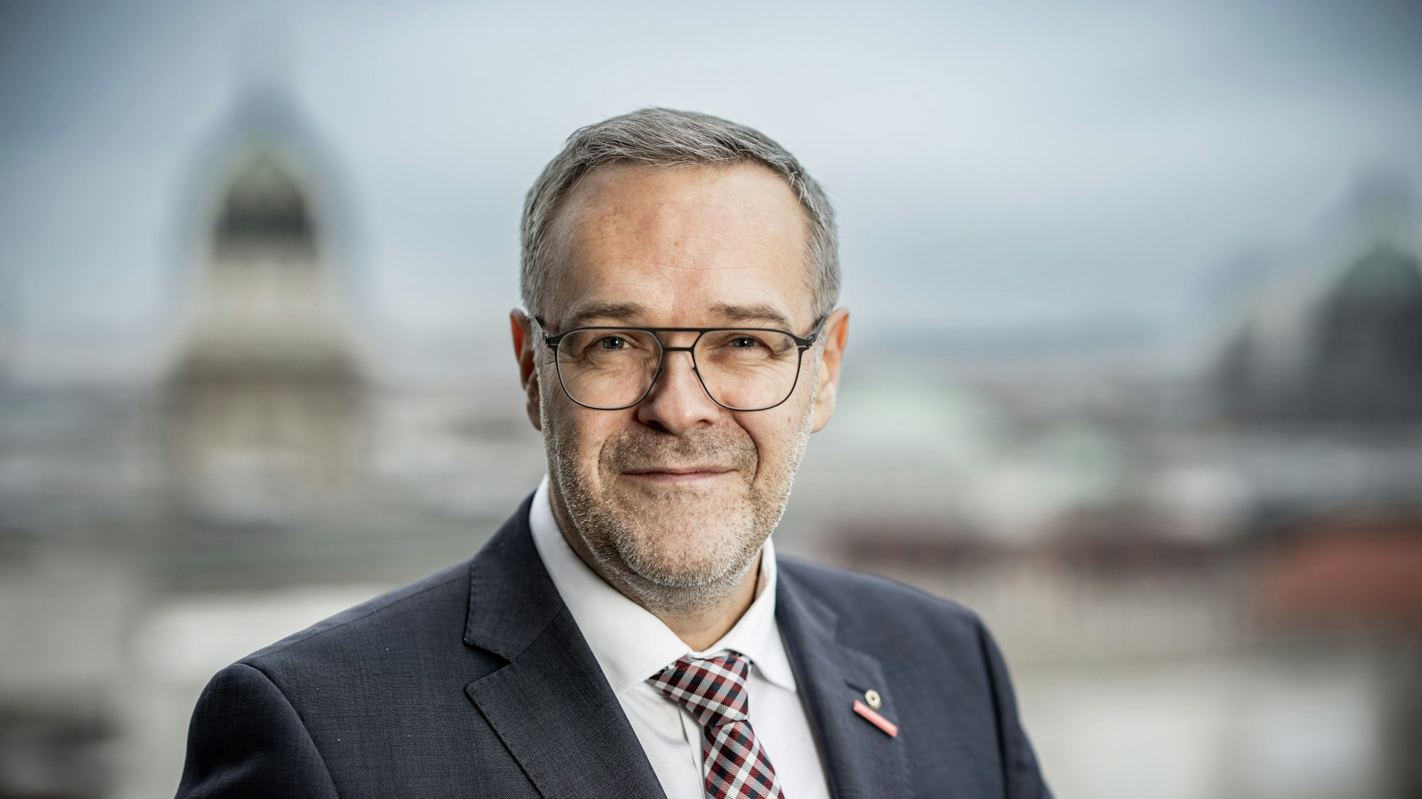 ARCHIV - 18.01.2023, Berlin: Jörg Dittrich, Präsident des Zentralverbands des Deutschen Handwerks (ZDH), steht bei einem Interview mit der Deutschen Presse Agentur dpa auf der Dachterrasse des Hauses des Deutschen Handwerks.