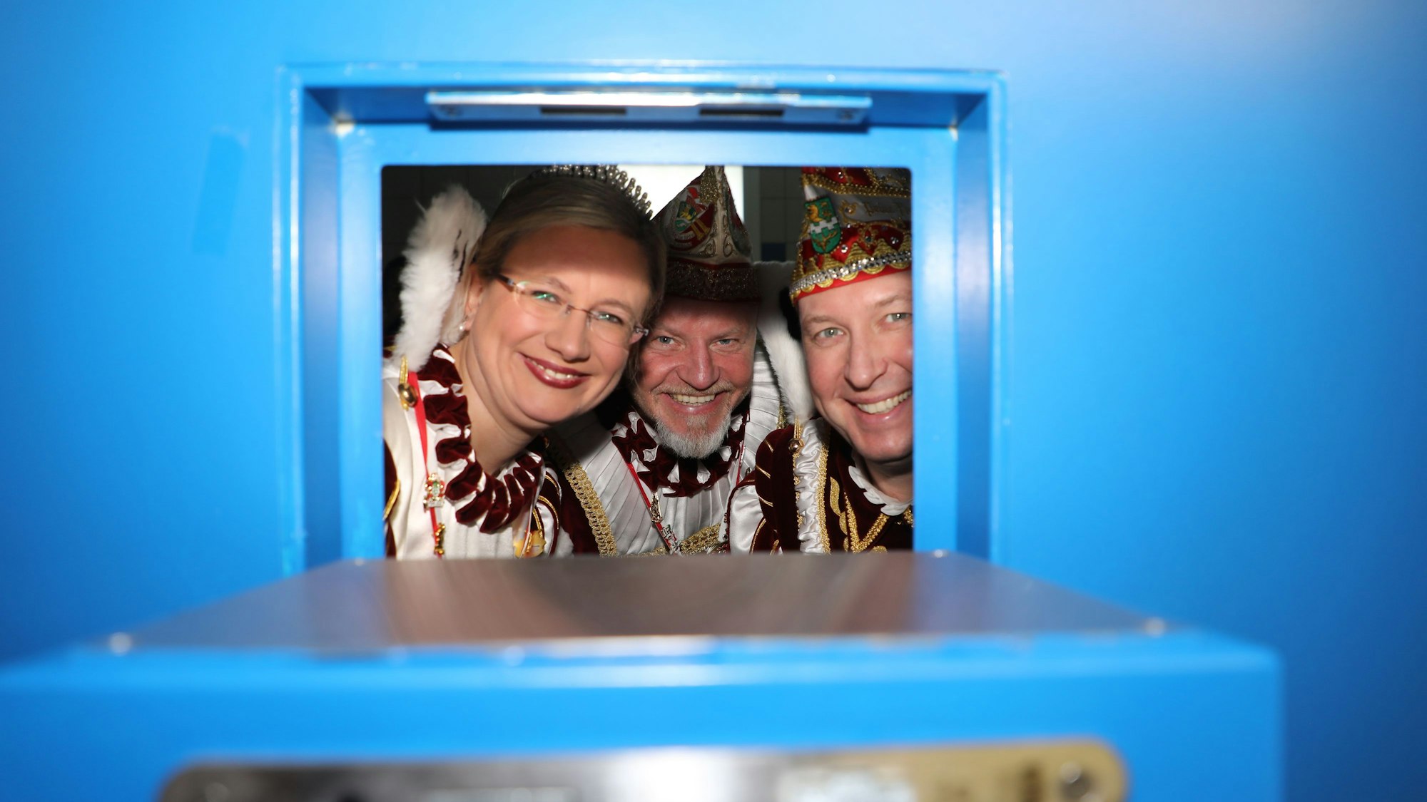 Jungfrau, Bauer und Prinz schauen durch die Klappe in einer Zellentür.