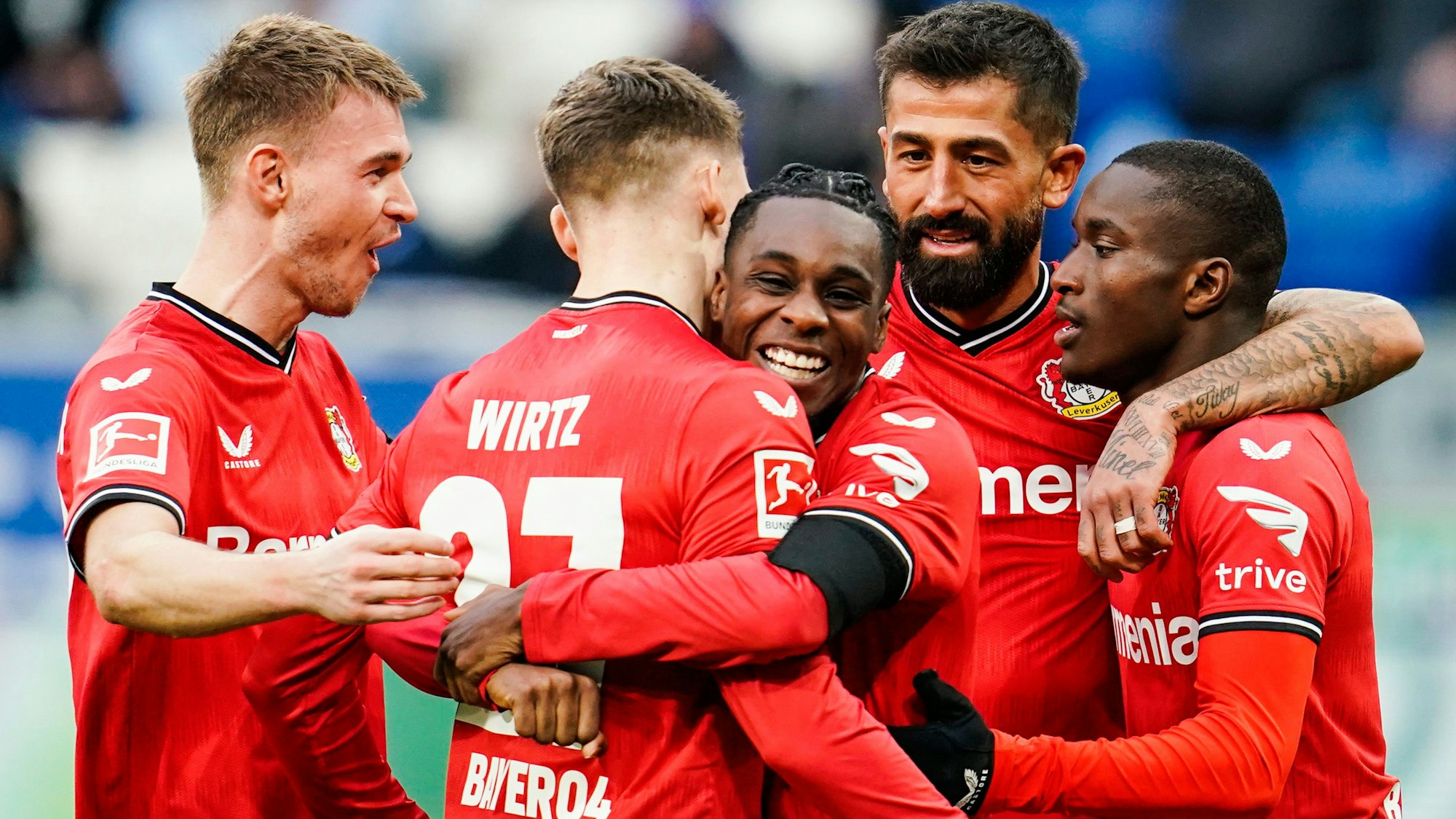 Leverkusens Torschütze Moussa Diaby (r) jubelt mit Mannschaftskollegen.