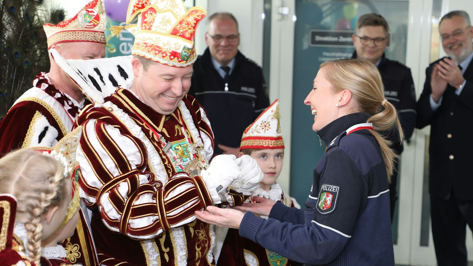 Prinz Frank III. zeichnet die stellvertretende Leiterin der Pressestelle der Kreispolizei, Tanja Höller, mit einem Dreigestirnsorden aus.