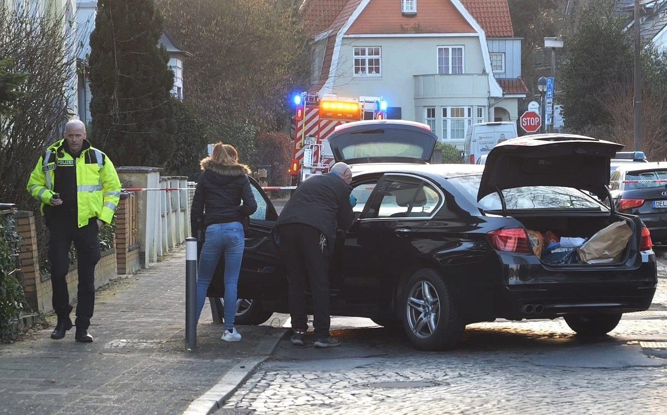 Polizisten untersuchen einen PKW.