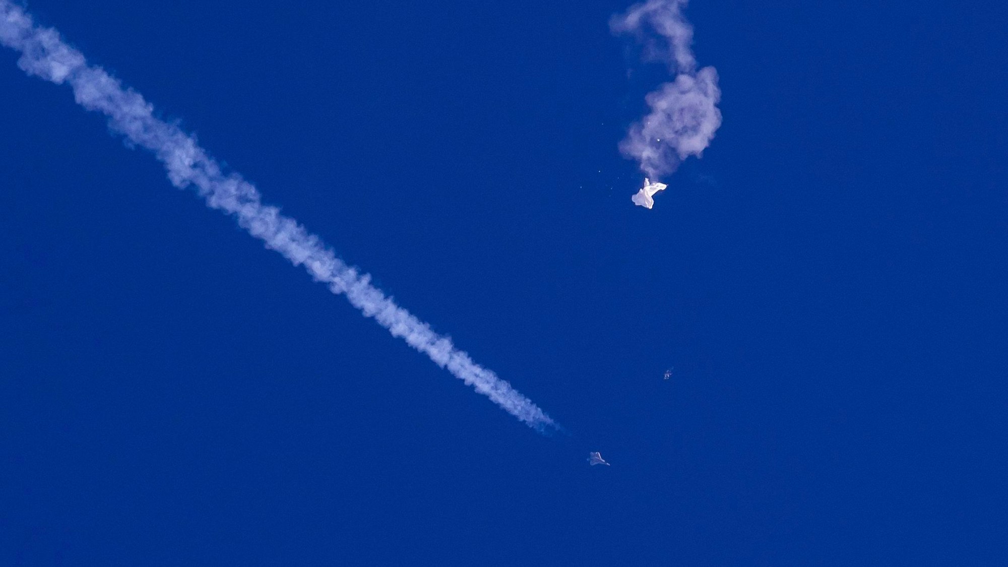 Der chinesische Spionageballon kurz nach dem Abschuss durch einen F22-Kampfjet der US-Armee.