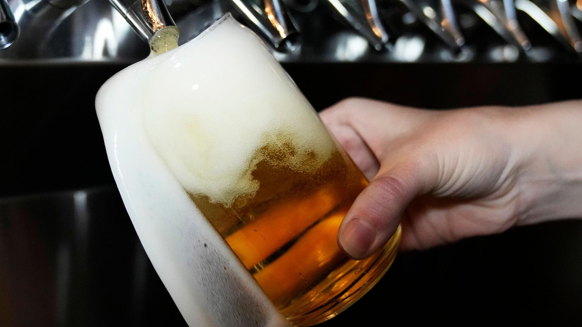 Bierglas an Zapfhahn